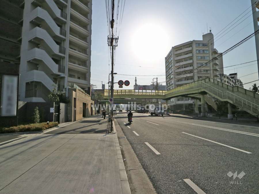 敷地西側の前面道路