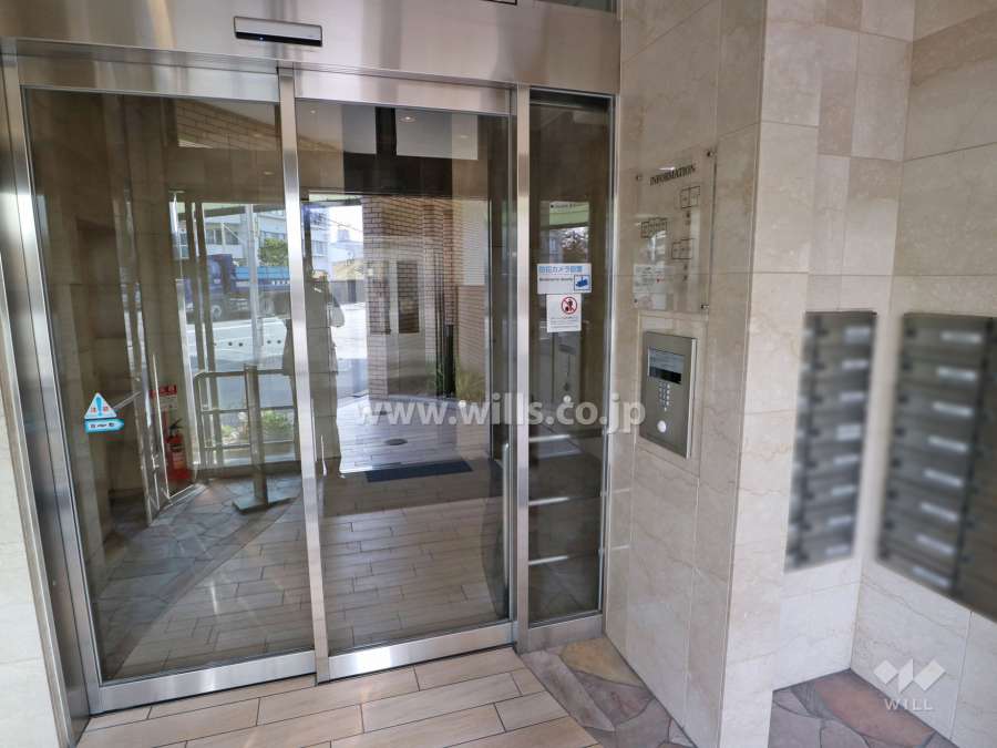 エントランスはオートロック付きです。