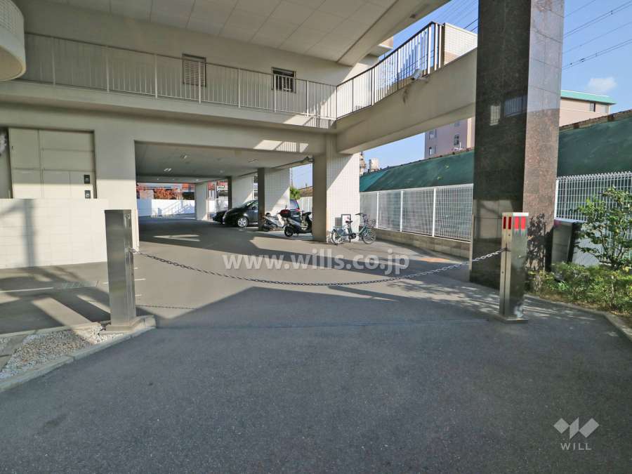 駐車場出入り口(ロボットゲート付き)