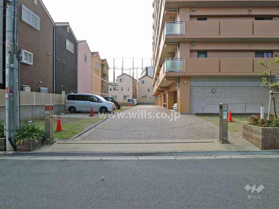 駐車場出入り口(ロボットゲート付き)