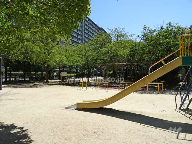 敷地に隣接する「こすも公園」