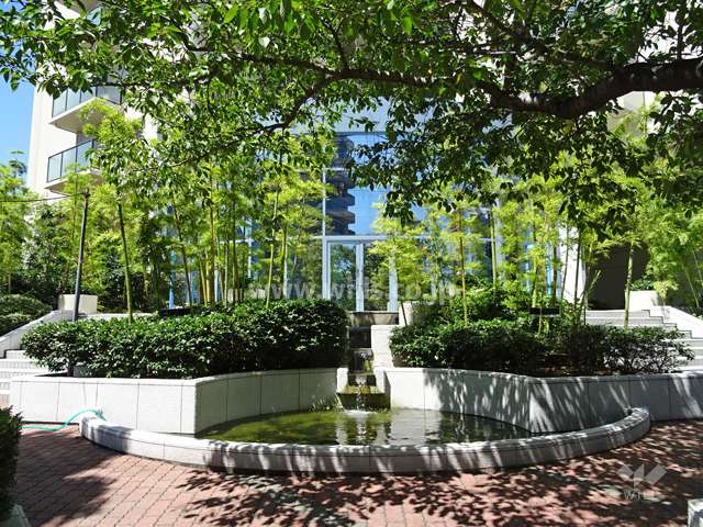 エントランス前にある水盤