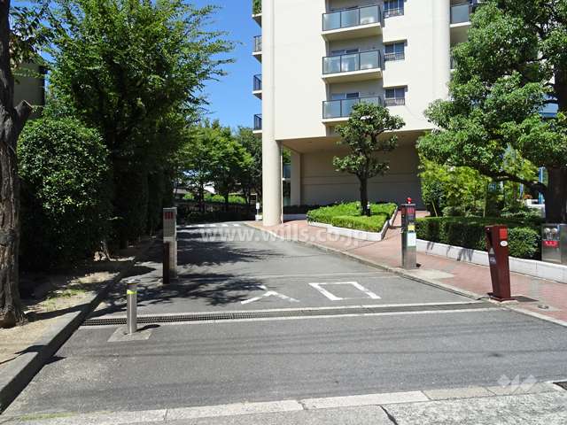 駐車場出入り口（ロボットゲート付き）