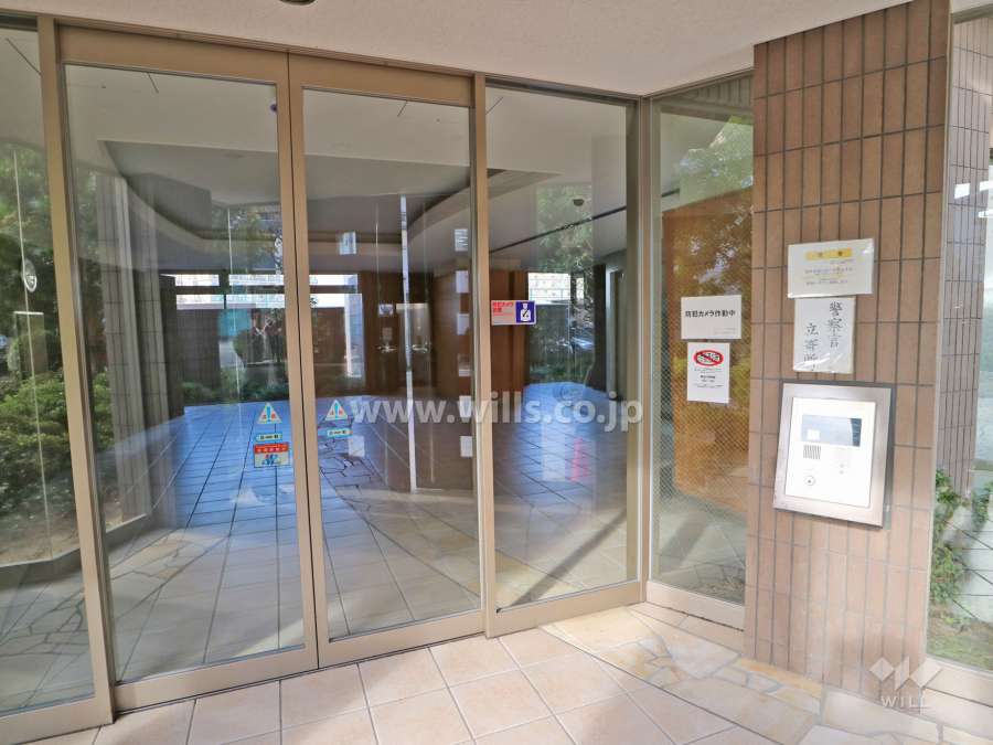 エントランスはオートロック付きです。