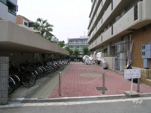 敷地の南側にある駐輪場