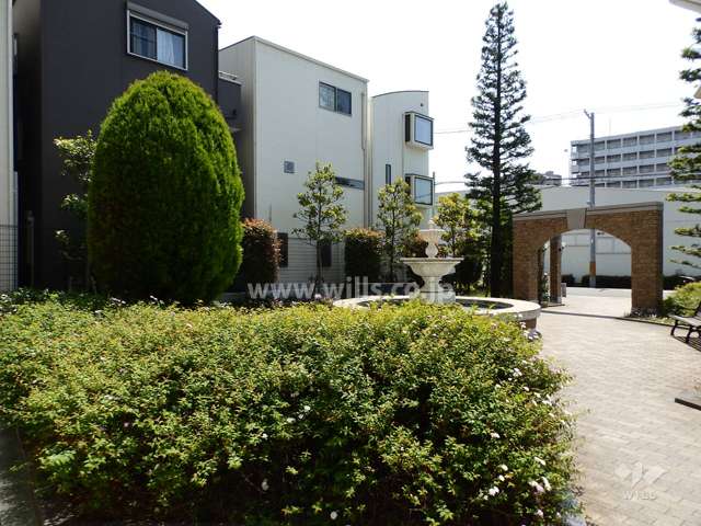 エントランスアプローチには噴水や植栽があります。