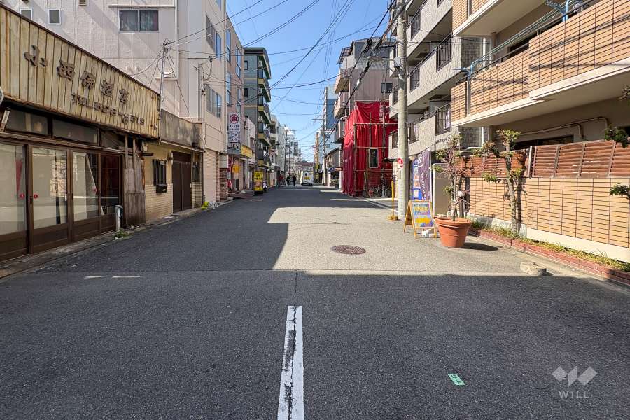 敷地南側の前面道路（東側から）