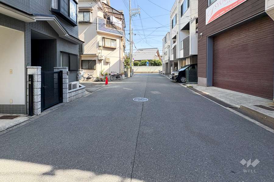 敷地北側の前面道路（西側から）