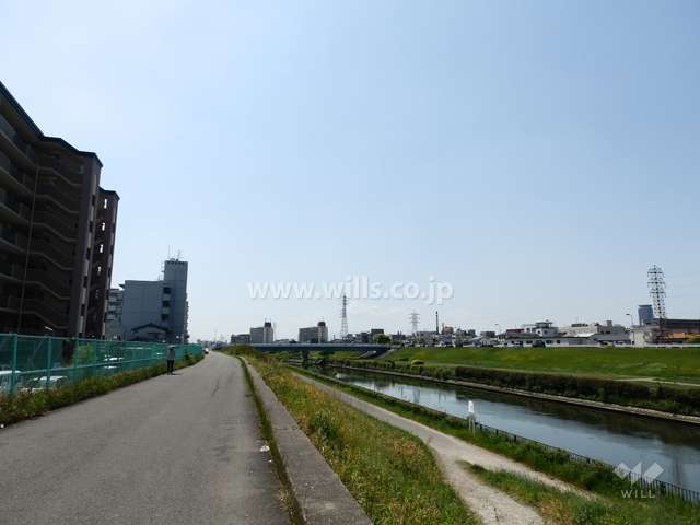 敷地の北側は堤防になっており、神崎川が流れています。