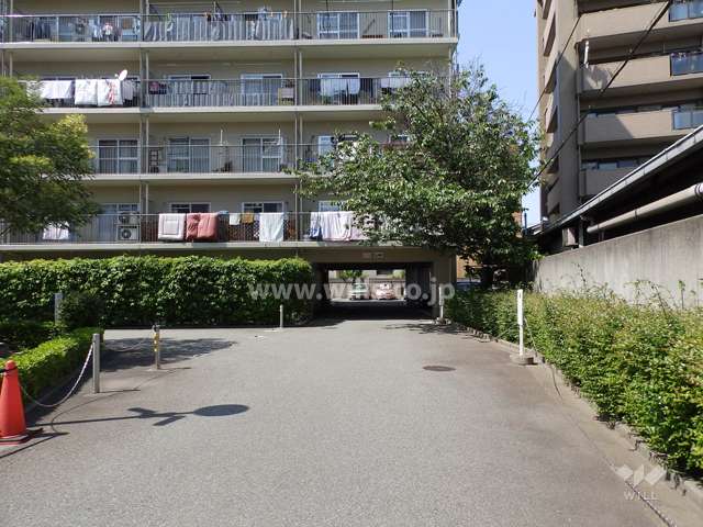 敷地内駐車場入口