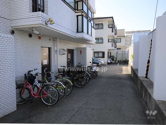 駐車場の出入り口と駐輪場