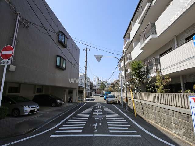 敷地南側の前面道路