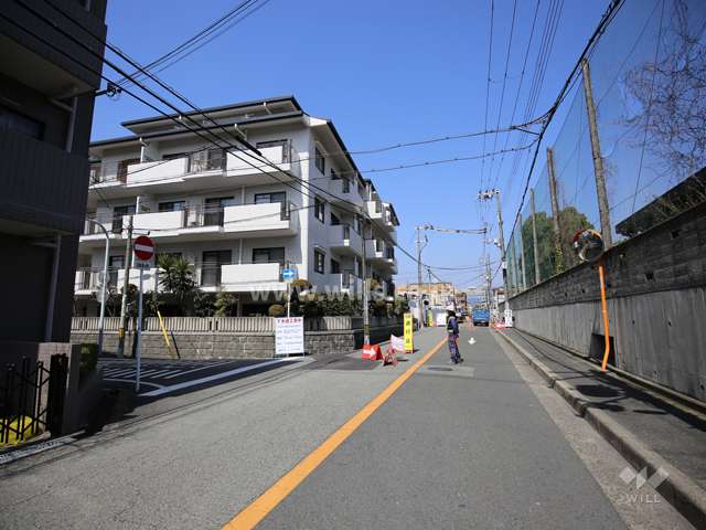 敷地東側の前面道路。道路を挟んで『桜塚高校』があります。