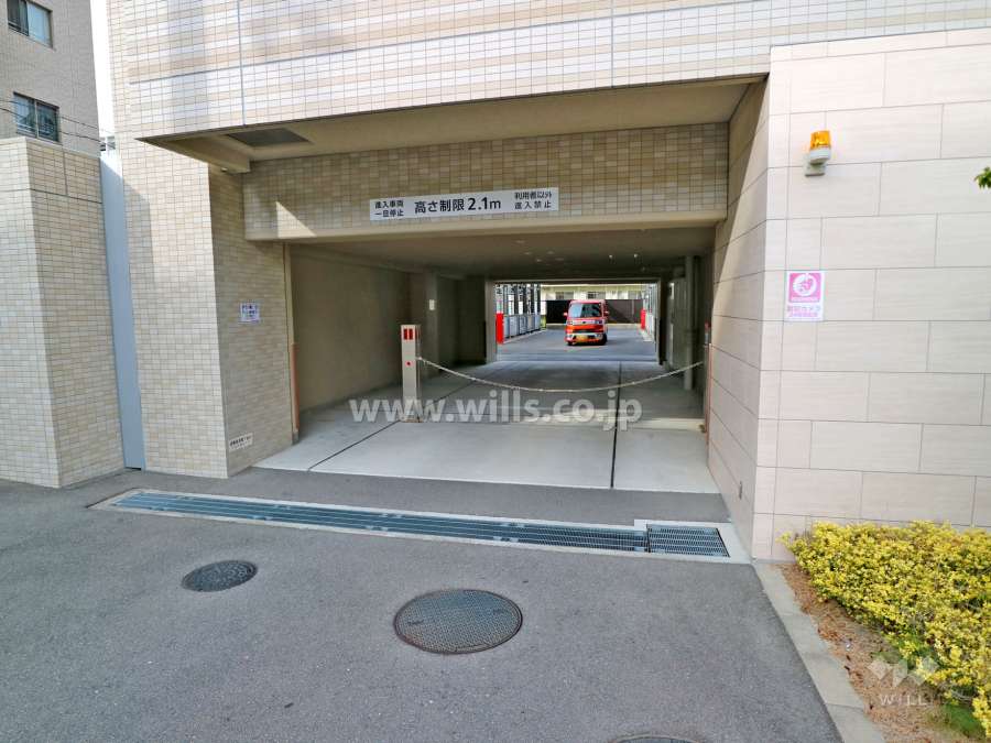 駐車場出入り口(ロボットゲート付き)