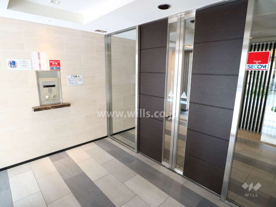 エントランスはオートロック付きです。