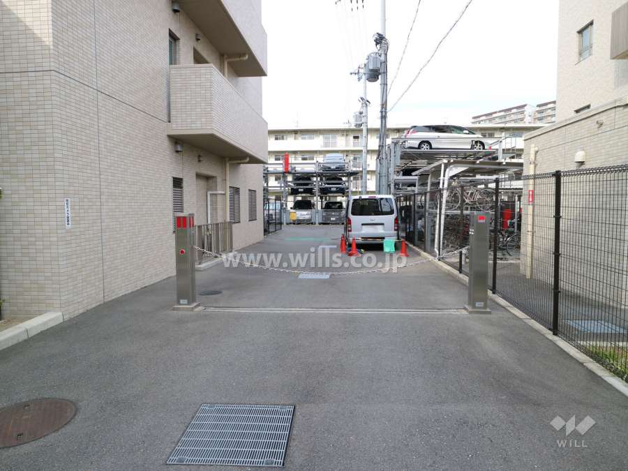 駐車場出入り口(ロボットゲート付き)