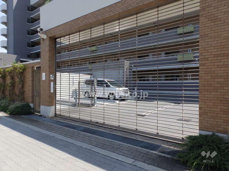 駐車場の出入口(リングシャッター付き)
