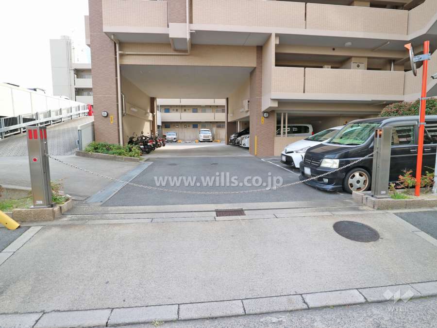 駐車場出入り口(ロボットゲート付き)