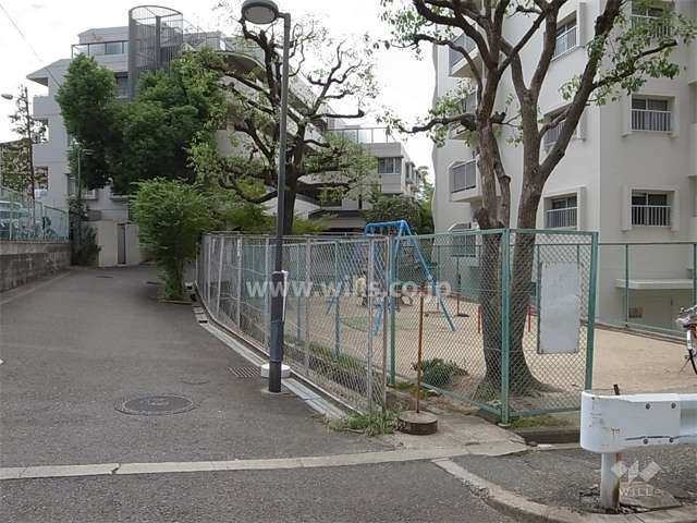 敷地入り口横には小さな公園があります。