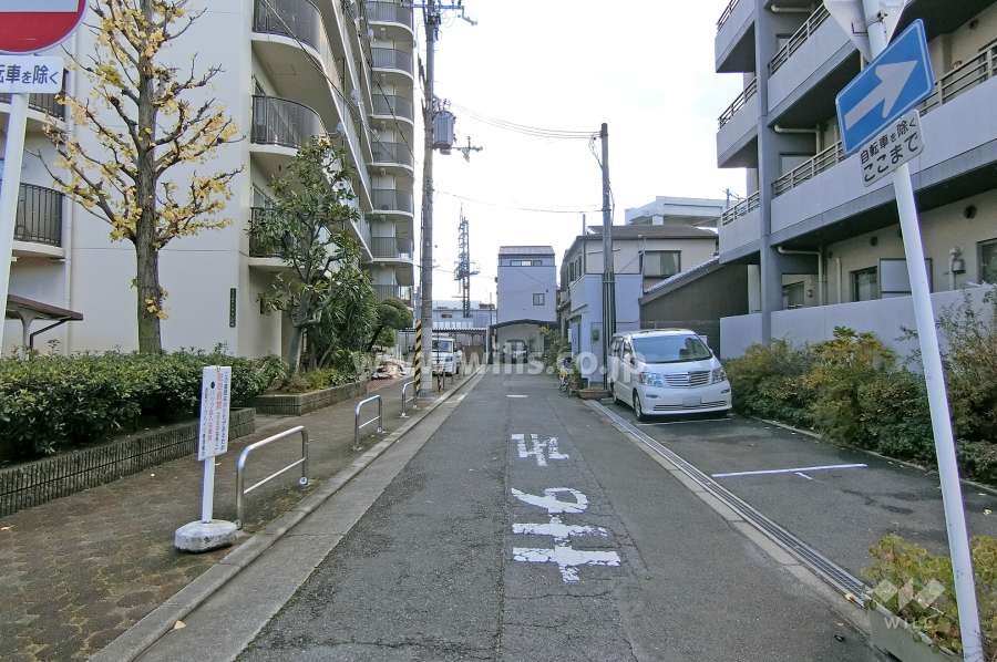 敷地西側の前面道路