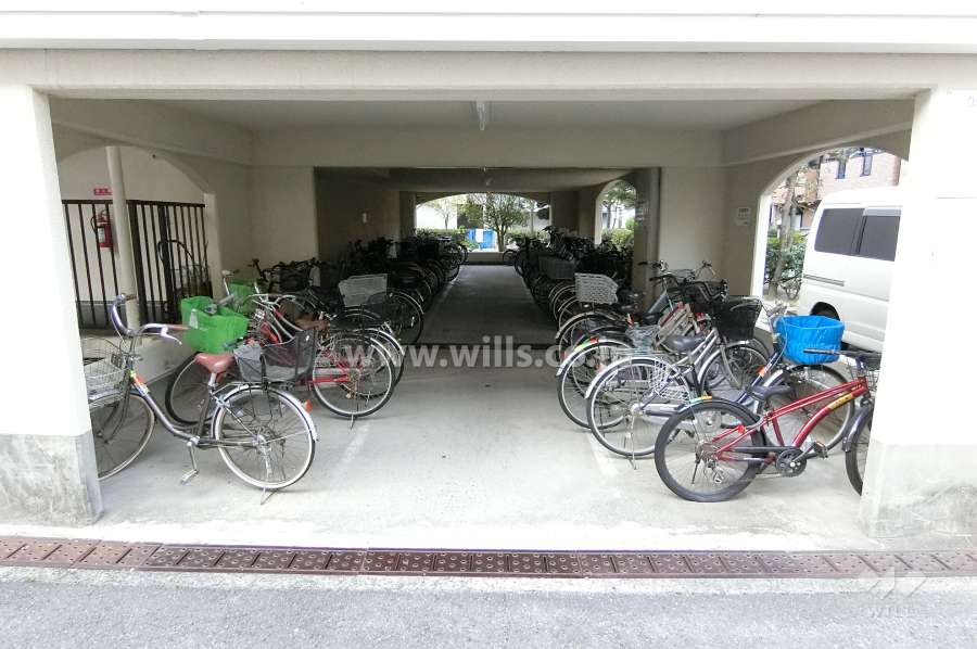 屋内に設けられた駐輪場