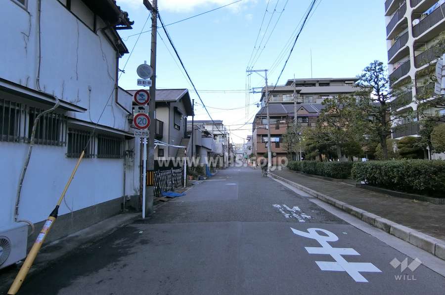 敷地西側の前面道路