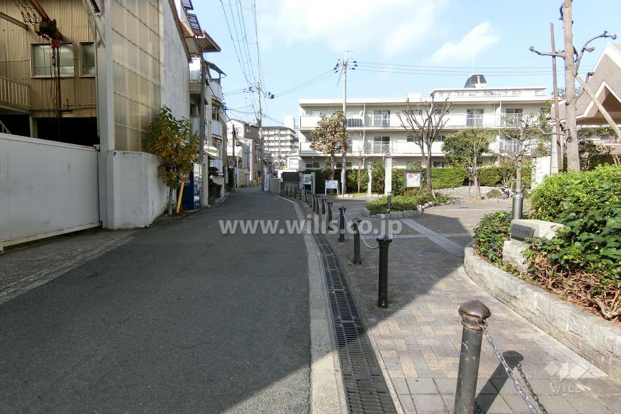 敷地西側の前面道路