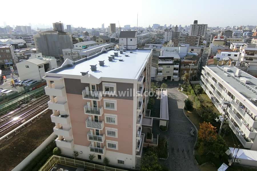 シティコート下新庄1号棟の遠景。周辺は住宅の他、店舗や事務所などが混在する街です。