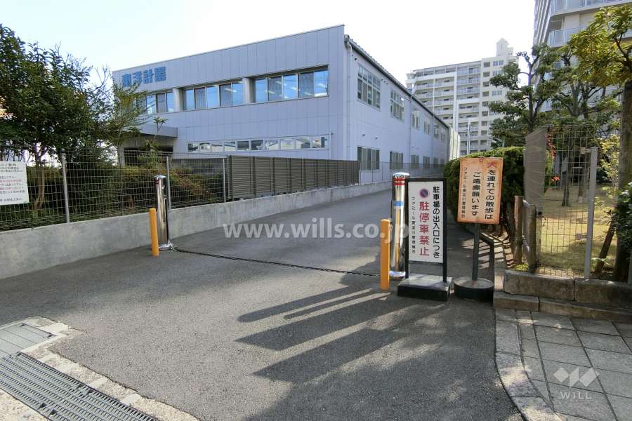 駐車場出入り口（ロボットゲート付き）