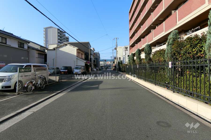 敷地南側の前面道路