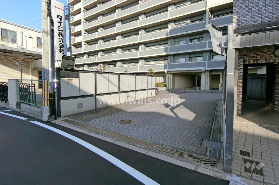 敷地、駐車場出入り口