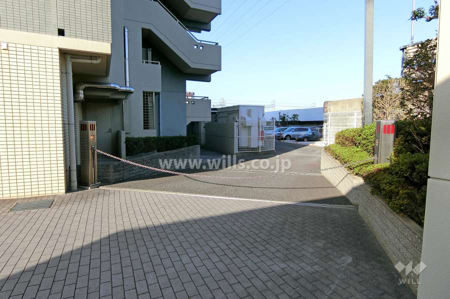 駐車場出入り口（ロボットゲート付き）