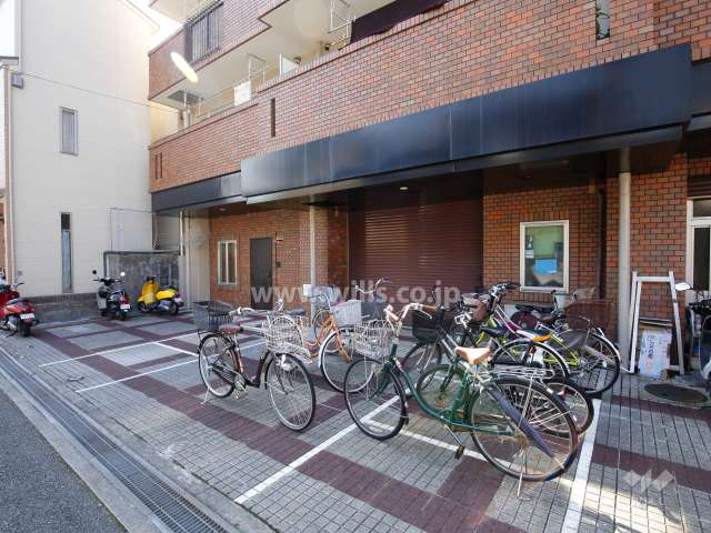 駐輪場。1階に店舗部分があります。