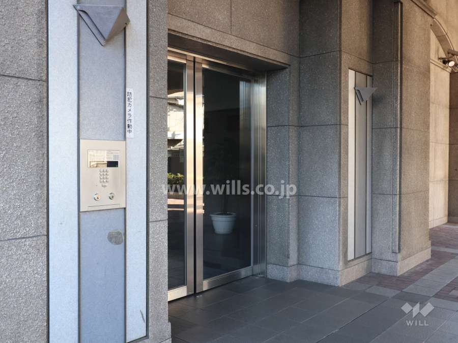 エントランスはオートロック付きです。