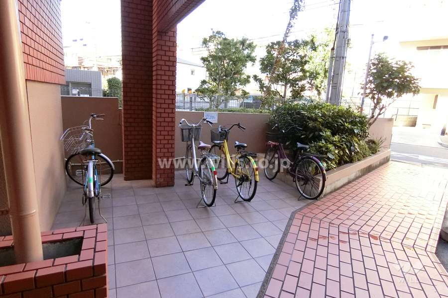 エントランス付近の駐輪場