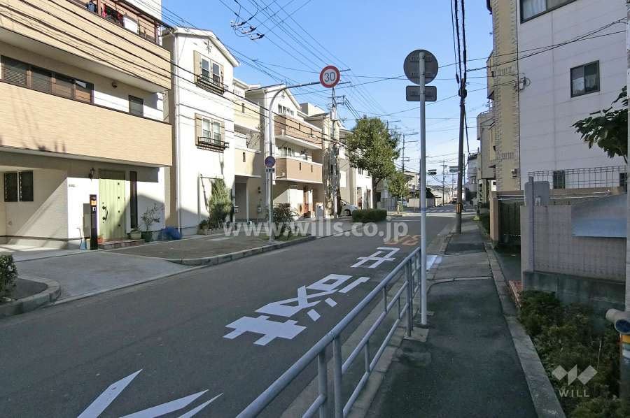 敷地北側の前面道路