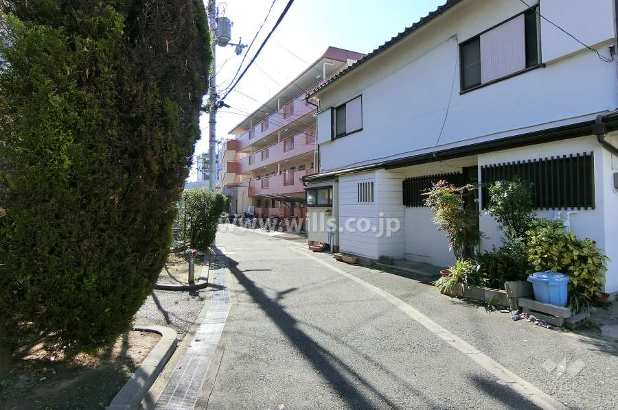 敷地西側の前面道路