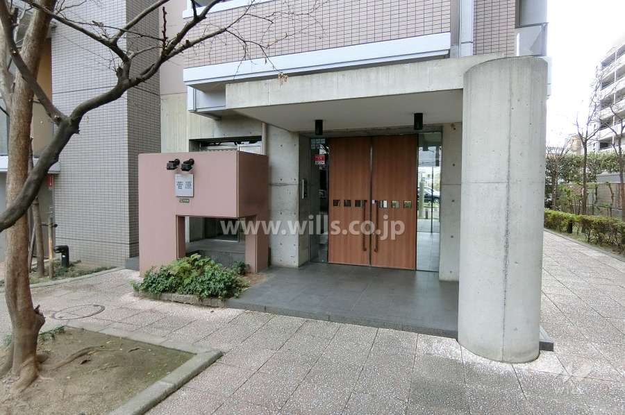 エントランスはオートロック付きです。