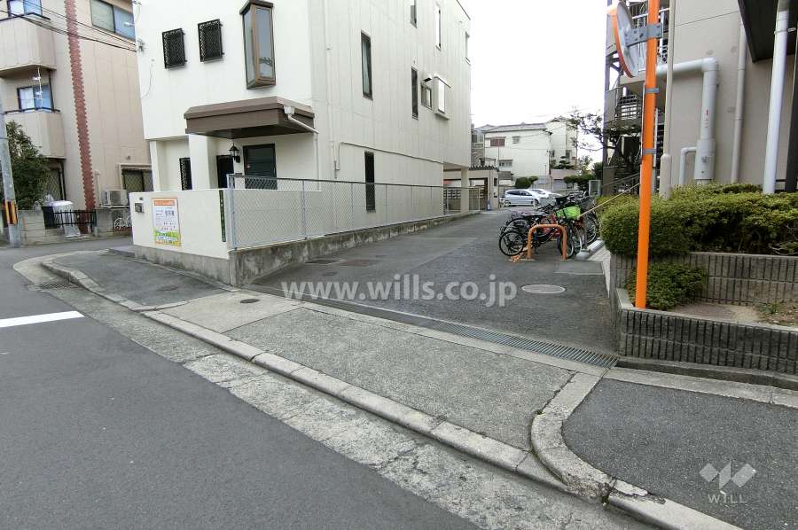 駐車場出入り口