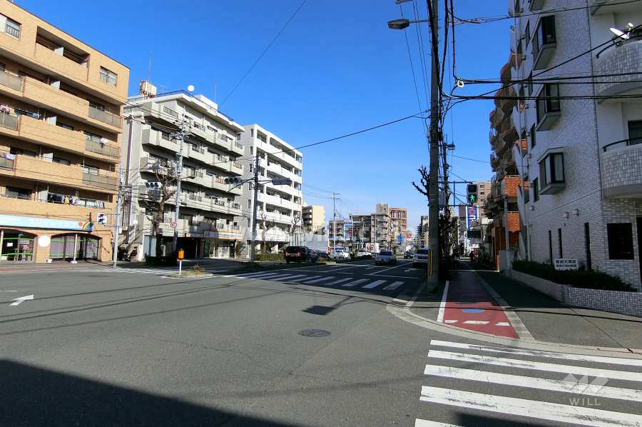 敷地北側の前面道路。4車線の道路です。