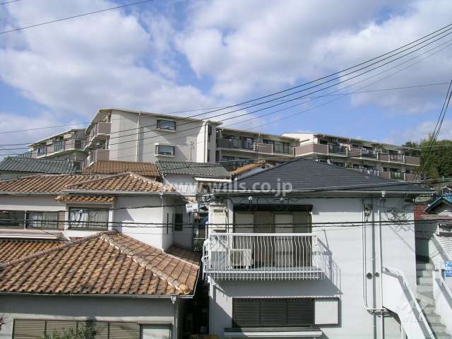 周辺には一戸建てが中心に立ち並んでいます