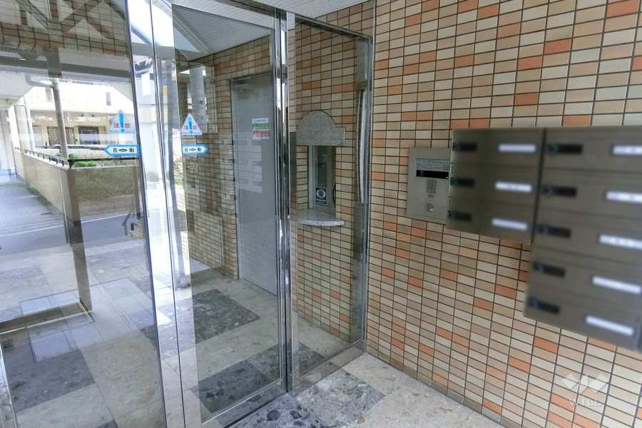 エントランスはオートロック付きです。