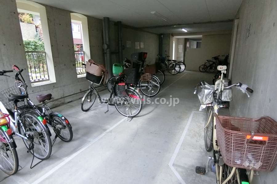 屋内に設けられた駐輪場