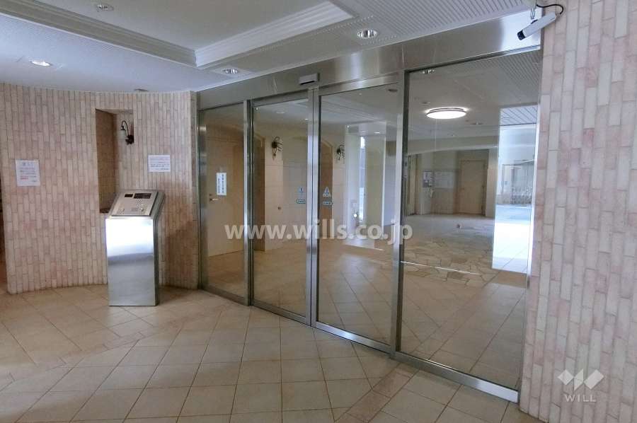 エントランスはオートロック付きです。