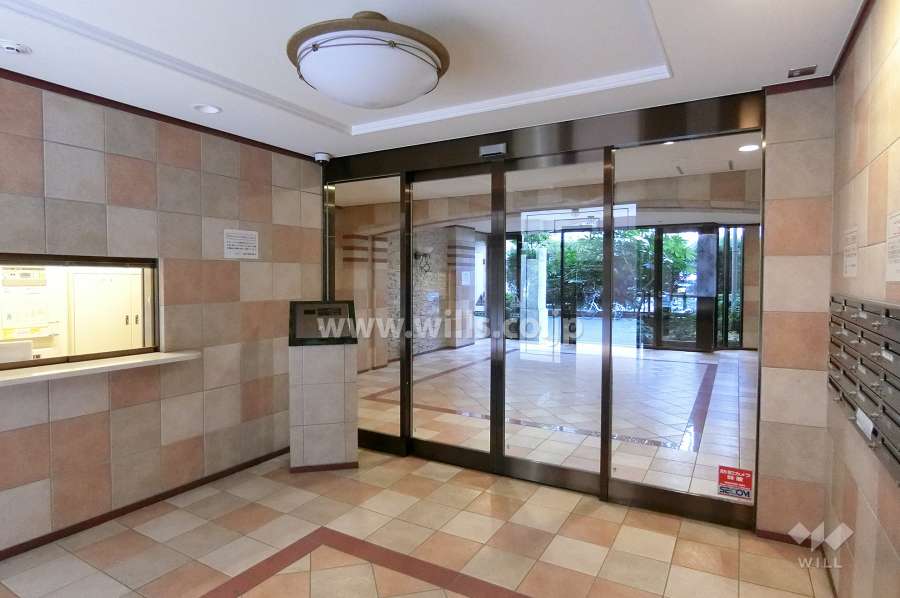 エントランスはオートロック付きです。