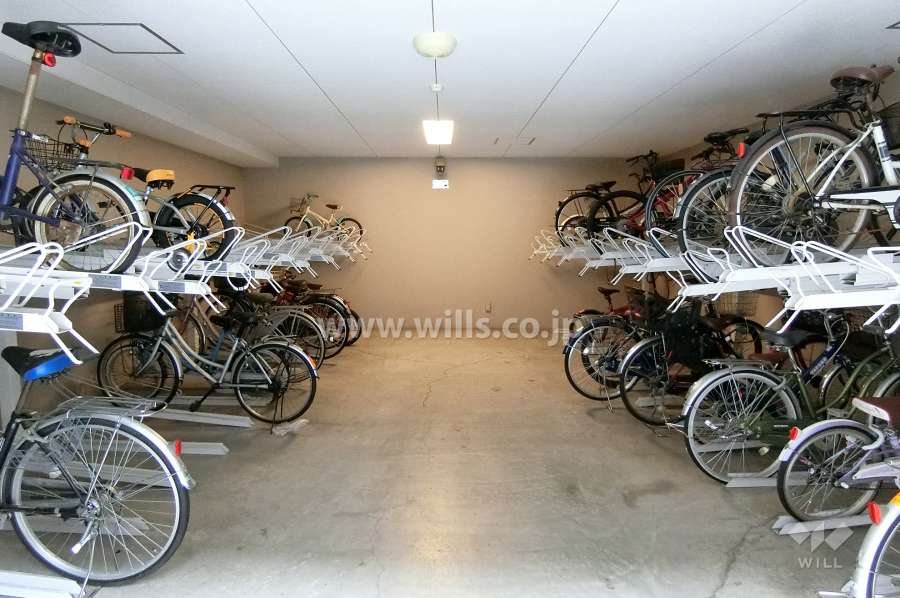 屋内に設けられた駐輪場