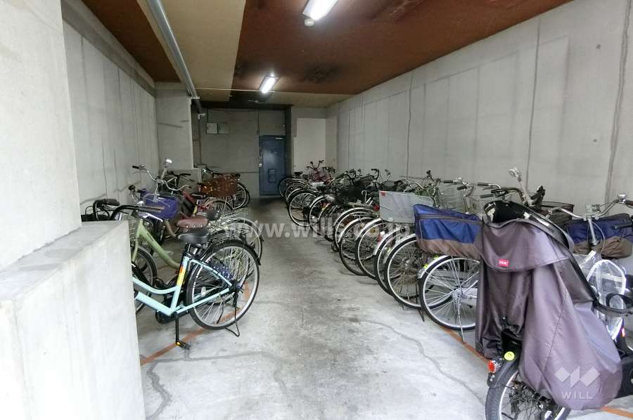 屋内に設けられた駐輪場