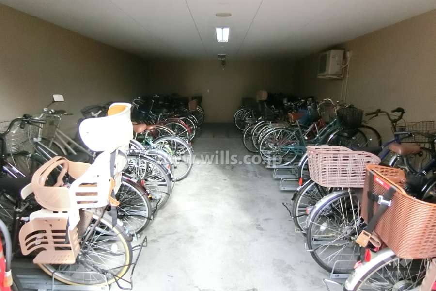 屋内に設けられた駐輪場