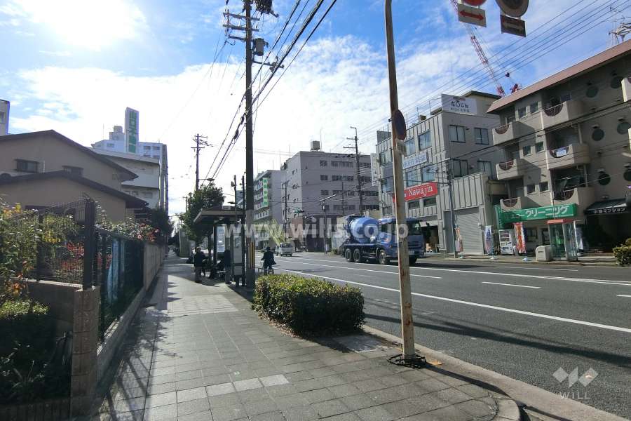 敷地西側の前面道路。4車線の道路です。