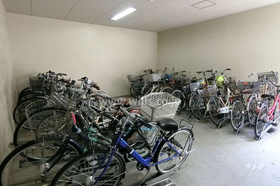 屋内に設けられた駐輪場